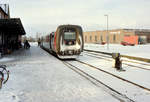 Lollandsbanen (LJ): Am 30. Dezember 2001 hält ein LJ-Triebzug bestehend aus einem Triebwagen (MF) und einem Steuerwagen (FS) am Bahnsteig im LJ-Bahnhof Nakskov auf der Insel Lolland. - Die LJ erhielt 1997 vier von diesen Triebzügen, die von der Firma Adtranz in Randers (früher: Scandia Randers) gebaut worden waren. - Scan von einem Farbnegativ. Film: Agfacolor 200. 