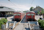DSB S-Bahn Kopenhagen: Im S-Bahnhof Klampenborg halten am 1. Juli 2006 zwei Garnituren der zweiten S-Bahnwagengeneration (Baujahre 1966 - 1978). Links hält ein Zug der Linie C, rechts ein Zug der Linie F+. - Scan eines Farbnegativs. Film: Agfa XRG 200-N. Kamera: Leica C2.