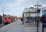 DSB S-Bahn Kopenhagen: Am 12. Juli 2006 erreicht ein Zug der Linie B+ in Richtung Høje Taastrup den Haltepunkt Danshøj (im Stadtteil Valby). - Scan eines Farbnegativs. Film: Agfa XRG 200-N. Kamera: Leica C2.