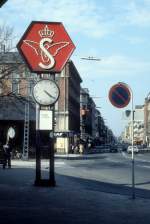 DSB S-Bahn Kopenhagen: Das S-Schild vor dem S-Bf Frederiksberg (Falkoner All) im Juni 1978.