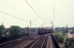 Kbenhavn / Kopenhagen DSB S-Bahn im August 1975: Ein Zug der Linie F nhert sich dem S-Bahnhof Nrrebro. Der Zug fhrt in Richtung Frederiksberg. - Das Gebude, das man links im Bild ahnen kann, gehrte zum DSB-Bahnhof Kbenhavn L - hier endeten die Zge, die nach Farum fuhren. - Rechts lag damals der Gterbahnhof Nrrebro.