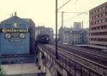 København / Kopenhagen DSB S-Bahn: Eine S-Bahngarnitur der ersten Generation auf der Linie F fährt im August 1975 zwischen den S-Bahnhöfen Nørrebro und Fuglebakken.