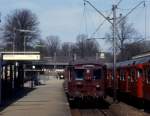 DSB S-Bahn Kopenhagen: Eine Garnitur der ersten Generation des Kopenhagener S-Bahnmaterials steht im Mai 1978 als Linie F im Bahnhof Klampenborg. - Die Triebwagen (MM) wurden in den Jahren 1933-1935 und 1949-1962 von der Lokomotivfabrik Frichs in Århus gebaut. Traktion: 1,5 kV Gleichstrom. Die Motoren wurden von The English Electric Co Ltd in Stafford, England, geliefert. - Die Steuerwagen (FS) wurden in den Jahren 1936 und 1949-1962 von der Waggonfabrik Scandia in Randers hergestellt. 