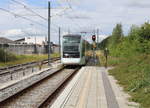 Aarhus Letbane Regionalstadtbahnlinie L1: Der Tw 2110-2210 (Stadler Tango) verlässt am 10. Juli 2020 den Hp. Torsøvej in Richtung Ryomgård. - Die Linie L1 bedient seit dem 30. April 2019 die 68,9 km lange Bahnstrecke Århus - Ryomgård - Grenå. Bis 2016 bedienten DSB-Triebzüge diese Bahnstrecke.