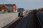 Fhrerlos gleitet ein Zug der Kopenhagener Metro von der Haltestelle Amager Strand hinunter in den Einschnitt zur Haltestelle resund, der letzten unter freiem Himmel. 
14.August 2012