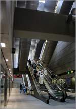 Die Bahnsteige der tiefen Metrohaltestellen (hier Kongens Nytorv) sind geprägt durch die offen durch die hohen Hallen geführten Rolltreppen.