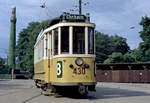 København / Kopenhagen Københavns Sporveje SL 8 (KS-Museumstriebwagen 430) København, Østerbro, Straßenbahnbetriebsbahnhof Svanemøllen am 11. August 1968. - Bereit für den Einsatz auf einer vorübergehend wiedererstandenen Straßenbahnlinie! Am 17. und 18. August 1968 wurde das Jubiläum des Stadtteiles Christianshavn gefeiert. Anlässlich dieses Jubiläums wurde die im Frühling 1965 eingestellte SL 8 (Bellahøj - Rådhusplads - Christianshavn) für zwei Tage wiedererrichtet - und zwar auf der Strecke Rådhusplads (: Rathausplatz) - Christianshavn ( - Skånegade; es gab keine Wendeschleife mehr im Stadtteil Christianshavn, weshalb man die wiedererstandene Linie ein bisschen verlängern musste). - Der Tw befindet sich heute in der Sammlung des Dänischen Straßenbahnmuseums (Sporvejsmuseet Skjoldenæsholm). - Scan von einem Farbnegativ. Film: Kodak Kodacolor X Film.