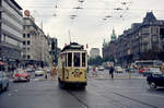 København / Kopenhagen Københavns Sporveje am 17. August 1968: Der KS-Museumstriebwagen 430 hat eben die Haltestelle am Kopenhagener Rathausplatz in Richtung Christianshavn verlassen. Zusammen mit dem Tw 305 bediente der Tw 430 als Sonderstraßenbahnlinie 8 die Strecke Rådhusplads (Studiestræde)-Christianshavn (Skånegade). - Die (richtige) SL 8 (Bellahøj-Rådhusplads-Christianshavn) wurde im Frühling 1965 eingestellt, aber anlässlich des 350jährigen Jubiläums des Stadtteiles Christianshavn, das am Wochenende dem 17. und 18. August 1968 gefeiert wurde, hatte man eine verkürzte Linie 8 an diesem Wochenende wiedererstehen lassen. - Der Tw 430 befindet sich jetzt in der Sammlung des Dänischen Straßenbahnmuseums (Sporvejsmuseet Skjoldenæsholm. - Scan von einem Farbnegativ. Film: Kodak Kodacolor X Film. 