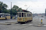 København / Kopenhagen Københavns Sporveje (KS): Am Wochenende dem 17. und 18. August 1968 konnte der Stadtteil Christianshavn sein 350jähriges Jubiläum feiern, und deshalb hatte die KS als etwas ganz Besonderes eine Jubiläumslinie eröffnet, eine verkürzte Ausgabe der alten Christianshavner Straßenbahnlinie 8, die im Frühling 1965 eingestellt worden war. Am 17. August bedienten die beiden KS-Museumstriebwagen 305 und 430 diese Linie. Der eine von diesen Tw, 305, hält auf dem Bild an der Hst. Holmens Bro in der Børsgade. - Scan von einem Farbnegativ. Film: Kodak Kodacolor X Film.