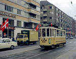 København / Kopenhagen Københavns Sporveje SL 8 (KS-Museumstriebwagen 430) København K, Christianshavn, Torvegade / Christianshavns Torv am 17. August 1968. - Wie es auf dem Bild ersichtlich ist, flaggte man am Tag der Aufnahmne mit der dänischen Flagge Danebrog, und zwar anlässlich des 350jährigen Jubiläums des Stadtviertels Christianshavn. Aus demselben Grund gab es eine Jubiläumsstraßenbahnlinie 8, die am Wochenende dem 17. und dem 18. August 1968 in Betrieb war. - Scan von einem Farbnegativ. Film: Kodak Kodacolor X Film.