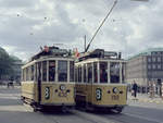 København / Kopenhagen Københavns Sporveje: Zwei Tage, am 17. und am 18. August 1968, fuhren die Solotriebwagen auf der anlässlich des 350jährigen Jubiläums des Stadtviertels Christianshavn wiedererstandenen Linie 8. - Auf dem Bild treffen sich der Tw 430 in Richtung Skånegade (Zielschild: Chr.havn) und der Tw 190 in Richtung Rådhusplads in der Børsgade. Datum: 18. August 1968. - Die beiden Triebwagen befinden sich heute in der Sammlung des Dänischen Straßenbahnmuseums (Sporvejsmuseet Skjoldenæsholm). - Scan von einem Farbnegativ. Film: Kodak Kodacolor X.