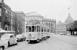 København / Kopenhagen Københavns Sporveje SL 10 (Tw 600 + Bw 15xx) Stadtzentrum, Kongens Nytorv / Nyhavn im Oktober 1968. - Das Gebäude links ist Schloss Charlottenborg, 1672 - 1677 im niederländischen Barock errichtet. Das Schloss wurde im 18. Jahrhundert Sitz der Akademiet for die skjønne Kunster (: der Dänischen Kunstakademie). Hier studierte u.a. der bekannte deutsche Maler aus der Romantik Casper David Friedrich. - Im Hintergrund sieht man in der Mitte des Bildes Det Kongelige Teater (: das Königliche Theater). - Scan von einem S/W-Negativ. Film: Ilford HP4.