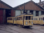 København / Kopenhagen Københavns Sporveje (KS) SL 6 (Tw 472 + Bw 1054) Østerbro, Svanemøllen remise (: Straßenbahnbetriebsbahnhof Svanemøllen) am 6. Oktober 1968. - Am Sonntag dem 6. Oktober 1968 gab es eine Fotosonderfahrt für Mitglieder der Sporvejshistorisk Selskab (: der Dänischen Gesellschaft für Straßenbahngeschichte) mit dem Tw 472 (aus der KS-Triebwagenserie 447 - 490, 1942 - 1947 von der Hauptwerkstätte der KS hergestellt) und dem Bw 1054 (aus der KS-Beiwagenserie 1001 - 1065, 1942 - 1947 von der KS-Hauptwerkstätte hergestellt). - Bis 1967 waren die Triebwagen der Serie 447 - 490 in Betrieb, während die letzten Beiwagen der Serie 1001 - 1065 bis 1968 in Betrieb waren. - Sowohl 472 als auch 1054 befinden sich jetzt in der Sammlung des Dänischen Straßenbahnmuseums (Sporvejsmuseet Skjoldenæsholm). - Scan von einem Farbnegativ. Film: Kodak Kodacolor X.