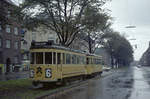 København / Kopenhagen Københavns Sporveje (KS) SL 6 (Tw 472 + Bw 1054) Østerbro, Jagtvej am Sonntag dem 6. Oktober 1968. - Anlässlich einer Fotosonderfahrt für Mitglieder der Sporvejshistorisk Selskab (: der Dänischen Gesellschaft für Straßenbahngeschichte) befand sich der Zug auf der Betriebsstrecke zwischen dem Betriebsbahnhof Svanemøllen und dem Platz Vibenhus Runddel, an dem es Anschluss an die Stammstrecke der SL 6 gab. - Sowohl der Tw 472 als auch der Bw 1054 sind heute Museumsstücke des Dänischen Straßenbahnmuseums (Sporvejsmuseet Skjoldenæsholm). - Scan von einem Farbnegativ. Film: Kodak Kodacolor X.