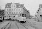 København / Kopenhagen Københavns Sporveje SL 2 im April 1969: Ein Zug bestehend aus einem Tw der Serie 501-618 und dem Bw 1574 zieht rückwärts in den Straßenbahnbetriebsbahnhof Sundby ein. Der Tw befindet sich noch in der Amagerbrogade. - Scan eines S/W-Negativs. Film: Ilford FP4.