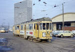 København / Kopenhagen Københavns Sporveje SL 6 (Tw 573 + Bw 15xx) Valby, Valby Langgade / Valby Remise. - Der Zug verlässt am Nachmittag des 4. März 1969 den Betriebshof, um den Fahrgästen während der HVZ mehr Plätze anzubieten. - Scan eines Farbnegativs. Film: Kodak Kodacolor X.