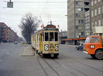 København / Kopenhagen Københavns Sporveje SL 6 (Tw 587 + Bw 15xx) København Ø, Østerbro, Jagtvej / Reersøgade am 11. März 1969. - Weil der damalige dänische König, Frederik IX, am 11. März Geburtstag hatte, waren die Straßenbahnen mit Flaggen geschmückt. - Als Straßenbahnfotograf hat man viele Ausforderungen: Eine der Unsicherheitsfaktoren ist, wie die anderen Verkehrsteilnehmer reagieren - man weiß nie, ob z.B. ein Auto in dem Augenblick vors Hauptmotiv fährt, in dem man das Motiv knipsen möchte. Da muss man es noch einmal versuchen! - Was meine Fotos betrifft, ist eines jedoch sicher. Wenn ich z.B. Autos auf einem zu veröffentlichenden Foto bleiben lässt, hat es immer einen Sinn, es ist also durchaus überlegt / durchdacht, was man vielleicht nur durchschauen kann, wenn man etwas vom Stadt- und Straßenbahnfotografieren weiß und etwas vom Bildgestalten im allgemeinen versteht. - Wären die Autos für meine Bildidee überflüssig, wären sie weggeschnitten worden, wenn es überhaupt möglich wäre. Das gilt übrigens auch für andere  Straßenelemente  wie z.B. Straßensperren! - Scan eines Farbnegativs. Film: Kodak Kodacolor X.