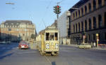 København / Kopenhagen Københavns Sporveje SL 6 (Tw 574 + Bw 15xx) København K, Stadtzentrum, Holmens Kanal / Bremerholm / Havnegade am 17. März 1969. - Rechts im Bild befand sich Danmarks Nationalbank noch in einem schönen Palais, das 1866 - 1870 von J.D. Herholdt im florentinischen Renaissancestil errichtet worden war. - 1978 zog die Nationalbank in ein neues Gebäude aus Beton, Stahl und Glas, das vom Architekten Arne Jacobsen entworfen worden war, und das in den Jahren 1965 bis 1978 im Bau war - dieses Gebäude ist auch auf dem Bild zu sehen. - Links im Hintergrund hatte die Versicherungsgesellschaft  Hafnia Forsikring  ihren Hauptsitz. - Scan eines Farbnegativs. Film: Kodak Kodacolor X.