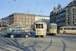 København / Kopenhagen Københavns Sporveje SL 6 (Tw 563 / DÜWAG-GT6 805) København Ø, Østerbro, Trianglen am 25. März 1969. - Scan eines Farbnegativs. Film: Kodak Kodacolor X.