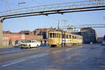 København / Kopenhagen Københavns Sporveje SL 2 (E-Wagen; Tw 519 + Bw 15xx) Knippelsbro am 25. März 1969. - Die Brücke  Knippelsbro  verbindet zwei Teile des Stadtzentrums, nämlich Slotsholmen und dem Stadtteil Christianshavn, das in diesem Jahr 400 Jahre Jubiläum feien kann. Die Gebäude im Hintergrund befinden sich im Stadttei Christianshavn. Der Kirchturm in der Ferne gehört zur Vor Frelsers Kirche (: Kirche Unseres Erlösers), die 1682-1696 errichtet wurde; der Turm wurde 1752 zugefügt. - Scan eines Farbnegativs. Film: Kodak Kodacolor X.