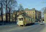 København / Kopenhagen Københavns Sporveje SL 6 /Tw 572 + Bw 15xx) Valby, Valby Langgade am 26. März 1969. - Der Zug hat eben (: in der Kurve) die Frederiksberger Kommune verlassen und fährt wieder in der Kopenhagener Kommune. Der Park links,  Søndermarken , und die Wohnblocks im Hintergrund gehören zur Frederiksberger Kommune. - Scan eines Farbnegativs. Film: Kodak Kodacolor X.