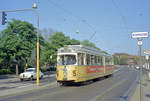 København / Kopenhagen Københavns Sporveje SL 5 (DÜWAG/Kiepe-GT6 886) København S, Amager Boulevard / Artillerivej. - Hinter den Bäumen zur linken Seite befindet sich  Christianshavns Voldgrav  (: Wallgraben) oder  Stadsgraven  (: Stadtgraben), der ursprünglich ein Teil des Festungswerks im Stadtteil Christianshavn war. Dieser Wallgraben ist der einzige übrig gebliebene Kopenhagener Wallgraben. - Scan eines Farvenegativs. Film: Kodak Kodacolor X.