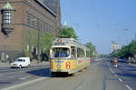 København / Kopenhagen Københavns Sporveje SL 2 (DÜWAG/Kiepe-GT6 862) København V, H. C. Andersens Boulevard / Rådhuspladsen / Vesterbrogade am 23. Mai 1969. - 1954 bekam der Ende des 19. Jahrhunderts angelegte  Vester Boulevard  einen neuen Namen:  H. C. Andersens Boulevard , der nach dem in der Stadt Odense auf der Insel Fünen geborene weltbekannte Märchendichter Hans Christian Andersen (1805 - 1875) benannt wurde. - Das französische Wort 'boulevard' ist ein Lehnwort aus dem Germanischen 'bolwerc' (niederdt 'bölwerk' / 'bolwerk' > dt 'Bollwerk  - mittelalterdänisch 'bulwirke' > dä 'bolværk'. Das Wort bedeutet 'Bohlengerüst'. - Scan eines Farbnegativs. Film: Kodak Kodacolor X.