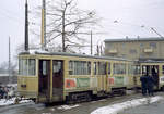 København / Kopenhagen Københavns Sporveje: Am 5. April 1970 gab es eine Sonderfahrt auf der SL 16 für die Mitglieder der Sporvejshistorisk Selskab (: der Dänischen Gesellschaft für Straßenbahngeschichte). Als Sonderwagen fuhr der Tw 567 mit dem Bw 1548. Auf dem Foto hält der Sonderzug in der Wendeschleife der Endstation Emdrupvej (im Stadteil Emdrup). - Scan eines Farbnegativs. Film: Kodak Kodacolor X.