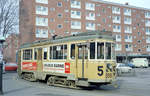 København / Kopenhagen Københavns Sporveje (KS) SL 5 (Drehgestelltriebwagen 598 - Hauptwerkstätte der KS 1941) København S, Sundbyøster, Øresundsvej (Wendeschleife) am 4. April 1972. - Die vom dänischen funktionalistischen Architekten Ib Lunding entworfenen und von der HW der KS hergestellten Großraumtriebwagen waren als ZR-Wagen  geboren . In den Jahren 1950 bis 1958 wurden sie in ER-Wagen umgebaut; in dieser Verbindung erhielten sie alle eine Mitteltür und einen festen Schaffnerplatz, und einige von ihnen bekamen eine doppelte Hecktür als Einstiegtür, um den  Fahrgastfluss  besser zu bewältigen. Die doppelte Hecktür erleichterte natürlich den Einstieg, von einem ästhetischen Gesichtspunkt aus waren die Triebwagen mit der einfachen Einstiegtür am Heck meiner Meinung nach harmonischer. - Der Triebwagen 598 befindet sich heute in der Sammlung des Sporvejsmuseum Skjoldenæsholm (des Dänischen Straßenbahnmuseums). - Scan eines Farbnegativs. Film: Kodak Kodacolor X. Kamera: Kodak Retina Automatic II.