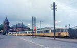 København / Kopenhagen Københavns Sporveje (KS): Straßenbahnen auf Eisenbahngleisen. Am 1. Juni 1972 wurden einige KS-Gelenktriebwagen von einer DSB-Diesellok des Typs MH zum Kopenhagener Freihafen auf Eisenbahngleisen gezogen. Auf dem Bild sind sie fast am vorläufigen Ziel im Freihafen. Von hier sollten sie nach Alexandria in Ägypten verschifft werden. - Scan eines Farbnegativs. Film: Kodak Kodacolor X. Kamera: Kodak Retina Automatic II. 