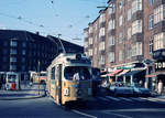 København / Kopenhagen Københavns Sporveje (KS) SL 10 (DÜWAG/Kiepe-GT6 867) Valby, Toftegårds Plads / Vigerslev Alle im August 1968. - Der GTw hat eben die Endstelle verlassen und fährt Richtung Emdrup. - Scan eines Diapositivs. Film: AGFA CT 18.