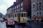 København / Kopenhagen Københavns Sporveje (KS) SL 10 (Großraumtriebwagen 532) København V, Vesterbro, Enghave Plads am 9. Oktober 1968. - Scan eines Diapositivs. Kamera: Canon Canonet QL 28.