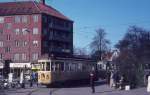 København / Kopenhagen Københavns Sporveje SL 5 am 22. April 1972: Am letzten Tag des Strassenbahnbetriebes fährt der KS-Grossraumtriebwagen 567 in die Wendeschleife am Brønshøj Torv hinein. Diese Schleife wurde u.a. von E-Wagen benutzt.