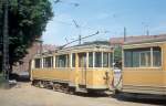 København / Kopenhagen KS: Der Grossraumtriebwagen (Drehstellwagen) 560 hält im Sommer 1969 im Betriebsbahnhof Sundby. - Die Triebwagen der Serie 501 - 618 waren ursprünglich Zweirichtungswagen. In den Jahren 1950 - 1958 wurden sie in Einrichtungswagen umgebaut. Sie bekamen einen festen Schaffnerplatz am hinteren Wagenende und eine Mitteltür, und darüber hinaus bekam ein Teil der Wagen eine doppelte Hintertür, um das Einsteigen zu erleichtern.