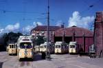 København / Kopenhagen Københavns Sporveje: Im Betriebshof Nørrebro halten im August 1970 u.a. einige DÜWAG-Gelenktriebwagen.