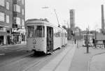 København / Kopenhagen Københavns Sporveje: Am Toftegaards Plads im Stadtteil Valby hält eines Tages im Oktober 1967 der erste Düsseldorfer, d.h. der erste GT6 der Serie 801 - 900 der KS, als SL 10. - Dieser Wagen begann  seinen Dienst  1960; 1969 wurde er nach Alexandria in Ägypten geschickt. - Scan von einem S/W-Negativ. Film: Ilford FP 3. Kamera: Konica EE-matic.