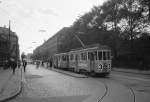 København / Kopenhagen Københavns Sporveje (KS): Tw 501 + Bw 1501 als SL 3 Enghavevej / Enghave Plads im Oktober 1967. - Die beiden Wagen waren die Prototypen der Drehgestellwagen (Großraumwagen) 501 - 618 und 1501 - 1583, die in den Jahren 1930 bis 1941 von der Hauptwerkstätte der KS hergestellt wurden. - Scan von einem S/W-Negativ. Film: Ilford FP3. Kamera: Konica EE-matic.