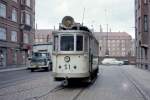 København / Kopenhagen Københavns Sporveje ATw S1 Skånegade im Februar 1968. - Der S1 war Gleisschleifwagen. Er wurde 1900 an De kjøbenhavnske Sporveje als doppelstöckiger Akkumulatorwagen mit der Nummer 23 geliefert. Die Hersteller waren: J. C. Schultz in Kopenhagen und Siemens & Halske in Berlin. 1902 wurde der Tw 23 für elektrischen Betrieb mit Oberleitung umgebaut. Er wurde 1924 zu einem einstöckigen Tw und 1952 zum Gleisschleifwagen S1 umgebaut. Die Ausmusterung fand 1972 statt. - Der Tw befindet sich jetzt in der Sammlung des Dänischen Straßenbahnmuseums. - Scan von einem Farbnegativ. Film: Kodacolor X. Kamera: Konica EE-matic. 