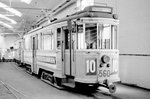 København / Kopenhagen Københavns Sporveje (KS): Der Großraumtriebwagen 560 hält im April 1968 mit einem Beiwagen der Serie 1001 - 1065 im Straßenbahnbetriebsbahnhof Valby.