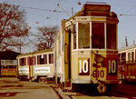 København / Kopenhagen Københavns Sporveje (KS) SL 10 (Tw 610 + Bw 15xx) Emdrupvej im April 1968. - Die von der Hauptwerkstätte der KS hergestellten Großraumtriebwagen 547 - 556 wurden 1934 von der Nordsjællands Elektricitets- og Sporvejsaktieselskab (NESA) übernommen. Bei der NESA bekamen sie die Wagennummern 921 - 930. Die KS baute dann 1935 neue Triebwagen mit den Nummern 547 - 556. Als die NESA 1952 - 53 ihre Straßenbahnstrecken (die nördlichen Teile der Linien 14 und 15) schloss, kamen die Triebwagen 921 - 930 an die KS zurück. Sie wurden in 609 - 618 umnummeriert. - Scan von einem Farbnegativ. Film: Agfacolor CN17.