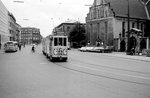 København / Kopenhagen Københavns Sporveje SL 6 (Tw 576 + Bw 15xx) Centrum, Holmens Kanal / Ved Stranden / Holmens Kirke / Holmens Bro im Mai 1968. - Das dänische Wort 'holm' kann man durch das Wort 'Werder' ins Deutsche übersetzen. 'Holmen' bezeichnete aber als Eigenname lange Zeit den Hauptsitz der dänischen Kriegsflotte, und die Kirche 'Holmens Kirche', deren Gebäude ursprünglich eine Ankerschmiede beherbergte und am 5. September 1619 in eine Kirche umgestaltet und später erweitert wurde, war / ist die Kirche der dänischen Marine. - En Teil der Straße 'Holmens Kanal' war bis 1864 ein Kanal; deshalb trägt die Straße diesen für eine Straße merkwürdige Namen. - Scan von einem S/W-Negativ. Film: Ilford FP 3.