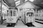 København / Kopenhagen Københavns Sporveje (KS) im Mai 1968: Der zweiachsige Tw 267 und der DÜWAG-GT6 808 als SL 6 halten im Straßenbahnbetriebsbahnhof Svanemøllen. - Der Tw 267 gehörte zur Triebwagenserie 201-234, 245-279 und 290-304, die in Jahren 1903 bis 1910 hergestellt und geliefert wurde. - Der GT6 808 gehörte zur Serie 801-900, die zwischen 1960 und 1968 von DÜWAG/Kiepe hergestellt wurde; einige von den Sechsachsigern wurden jedoch von der KS-Hauptwerkstätte fertiggebaut. - Scan von einem S/W-Negativ. Film: Ilford FP 3.