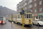 København / Kopenhagen Københavns Sporveje SL 16 (Tw 567 + Bw 15**) Valby, Toftegårds Plads am 25. April 1970. - Scan eines Farbnegativs. Film: Kodak Kodacolor X.