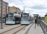 Århus Aarhus Letbane: In der Haltestelle Skolebakken treffen sich zwei Tw des Typs Stadler Variobahn, 1106-1206 und 1109-1209, auf der Straßenbahnlinie L2.