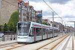 Århus Aarhus Letbane: Der Tw 1112-1212 (Stadler Variobahn) auf der Straßenbahnlinie L2 erreicht am 9. Juli 2020 die Hst. Skolebakken. Ziel des Zuges: Aarhus H (: dem Hauptbahnhof von Århus). 