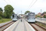 Aarhus Letbane RegioTramlinie / Straßenbahnlinie L2: Im Bahnhof Tranbjerg treffen sich am 10. Juli 2020 der Zug nach Odder, Stadler Variobahn 1104-1204 (links), und der Zug, der nach Lisbjerg über Aarhus H, fährt, Stadler Variobahn 1112-1212 (rechts).