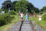 Draisine auf der stillgelegten Nebenstrecke zwischen Vojens (Woyens) und Haderslev (Haderslev). Das Foto wurde am Bahnübergang am Lysbjergvej aufgenommen. Aufnahme: 15. Juli 2023.