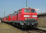 218 137-8 zieht die E-Lok Exponate aus dem oberleitungsfreien Ausstellungsbereich ...