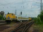DB Netz Instandsetzung Die 203 313-2 vor dem Instandhaldungs Zug.Da St�rt das Signal leider,aber von der gegen�berligenden Seite bekommt man den Zug nicht 
ganz aufs Bild