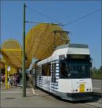 de-kusttram--de-lijn Die Tram N� 6010 von de Kusttram wirbt f�r ein Duftwasser von Jean Paul Gaultier und verl�sst am 10.07.10 die Haltestelle De Panne Station, um sich auf ihre 65 km lange Reise entlang der belgischen Nordseek�ste nach Knokke zu machen. (Hans)